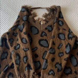 Chic Leopard Print V-Neck Sweater